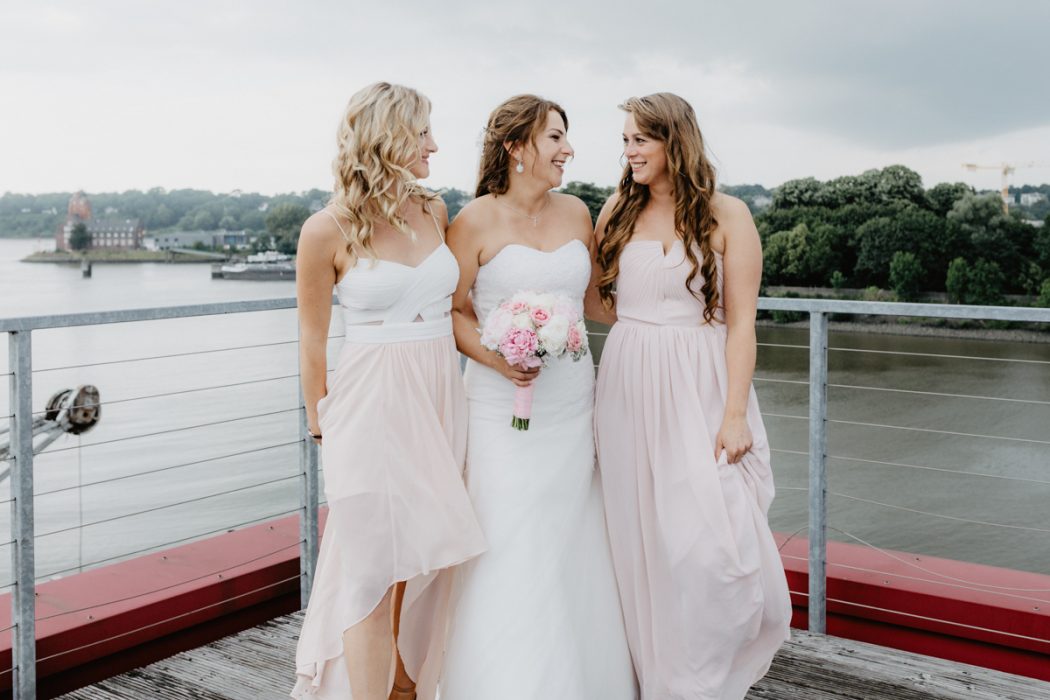Spanische Braut, Hochzeit, Hochzeitsfeier, Freietrauung, Regen, Love, Verlobt, Verliebt, Hamburger Hochzeitsfotografie, Hochzeitsfotograf, Elbe, Teufelsbrücke, Fleet 3, HVV, Elbfähre, Brautpaar, Hochzeitsring, Hochzeitsstrauß, Schleier, Brautkleid, Trauung am Wasser,