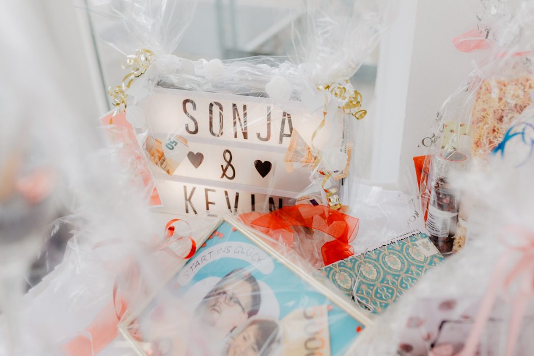 Spanische Braut, Hochzeit, Hochzeitsfeier, Freietrauung, Regen, Love, Verlobt, Verliebt, Hamburger Hochzeitsfotografie, Hochzeitsfotograf, Elbe, Teufelsbrücke, Fleet 3, HVV, Elbfähre, Brautpaar, Hochzeitsring, Hochzeitsstrauß, Schleier, Brautkleid, Trauung am Wasser,
