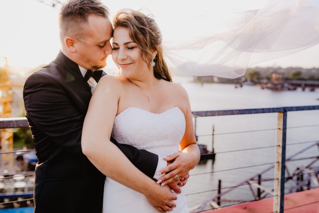 Spanische Braut, Hochzeit, Hochzeitsfeier, Freietrauung, Regen, Love, Verlobt, Verliebt, Hamburger Hochzeitsfotografie, Hochzeitsfotograf, Elbe, Teufelsbrücke, Fleet 3, HVV, Elbfähre, Brautpaar, Hochzeitsring, Hochzeitsstrauß, Schleier, Brautkleid, Trauung am Wasser,