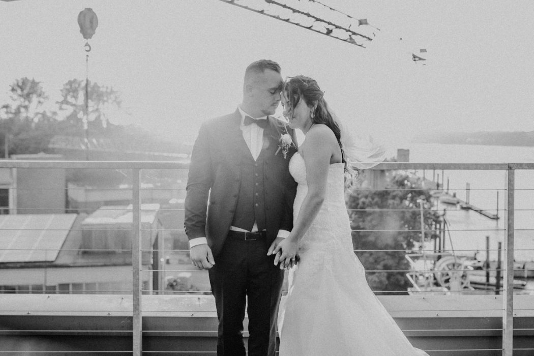 Spanische Braut, Hochzeit, Hochzeitsfeier, Freietrauung, Regen, Love, Verlobt, Verliebt, Hamburger Hochzeitsfotografie, Hochzeitsfotograf, Elbe, Teufelsbrücke, Fleet 3, HVV, Elbfähre, Brautpaar, Hochzeitsring, Hochzeitsstrauß, Schleier, Brautkleid, Trauung am Wasser,