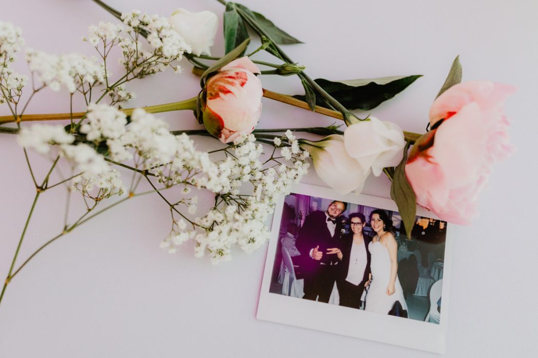 Spanische Braut, Hochzeit, Hochzeitsfeier, Freietrauung, Regen, Love, Verlobt, Verliebt, Hamburger Hochzeitsfotografie, Hochzeitsfotograf, Elbe, Teufelsbrücke, Fleet 3, HVV, Elbfähre, Brautpaar, Hochzeitsring, Hochzeitsstrauß, Schleier, Brautkleid, Trauung am Wasser,