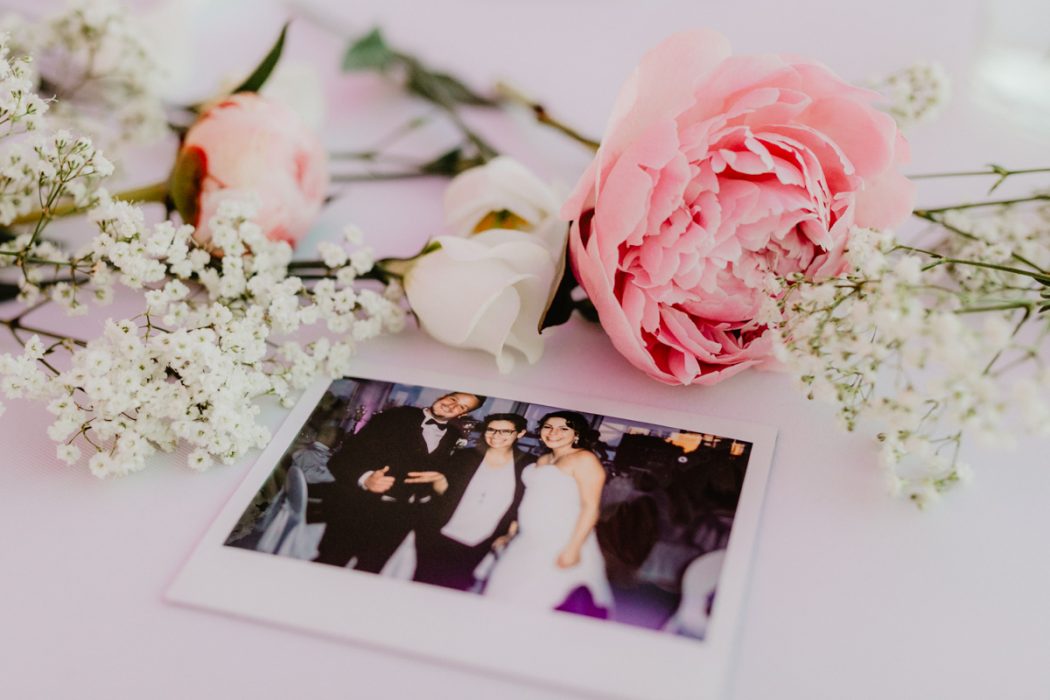 Spanische Braut, Hochzeit, Hochzeitsfeier, Freietrauung, Regen, Love, Verlobt, Verliebt, Hamburger Hochzeitsfotografie, Hochzeitsfotograf, Elbe, Teufelsbrücke, Fleet 3, HVV, Elbfähre, Brautpaar, Hochzeitsring, Hochzeitsstrauß, Schleier, Brautkleid, Trauung am Wasser,