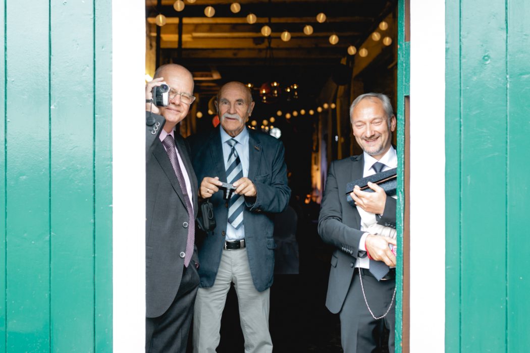 Altona, Altona Rathaus, Standesamt, Standesamtliche Trauung, Kirchliche Trauung, Hochzeitsfotografie, Hochzeitsfotografin, Hochzeitsfotograf, Hochzeitsfotograf Hamburg, Hochzeitsgeschenk, Hochzeit, Hamburger Hochzeitsfotograf, Sylterhochzeitsfotograf, Norddeutschland Fotograf, Sylt, Hamburg, Stade, Elbe, Strandhochzeit, St.Peter-Ordingen, Inselfotograf,