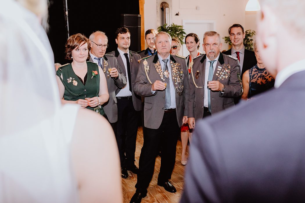 Hochzeitsreportage, Stade, Deniz Pekdemir, Deniz-Fotografie, Großenwörden, Schützenverein, Vereinshaus, Getting ready, Fotograf aus Hamburg, Stade, Sylt, Hochzeitsreportage, Kirche, Trauung
