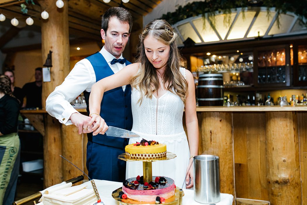 Hochzeitstorte anschneiden