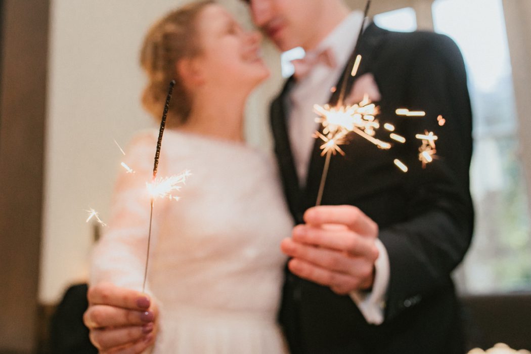 Winterhochzeit in Hamburg, Hochzeitsgesellschaft, Deniz-Fotografie, Wunderkerzen