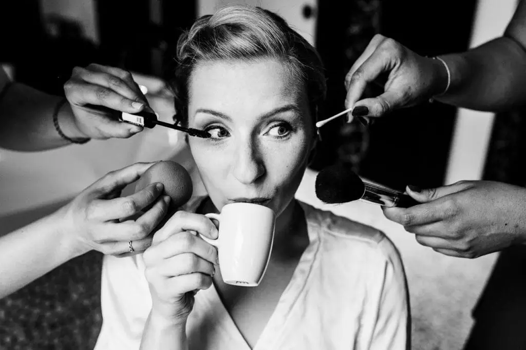 Hochzeitsvorbereitungen am Morgen, Braut beim Getting Ready in Hamburg, emotionale Hochzeitsreportage vom Hochzeitsfotograf Hamburg