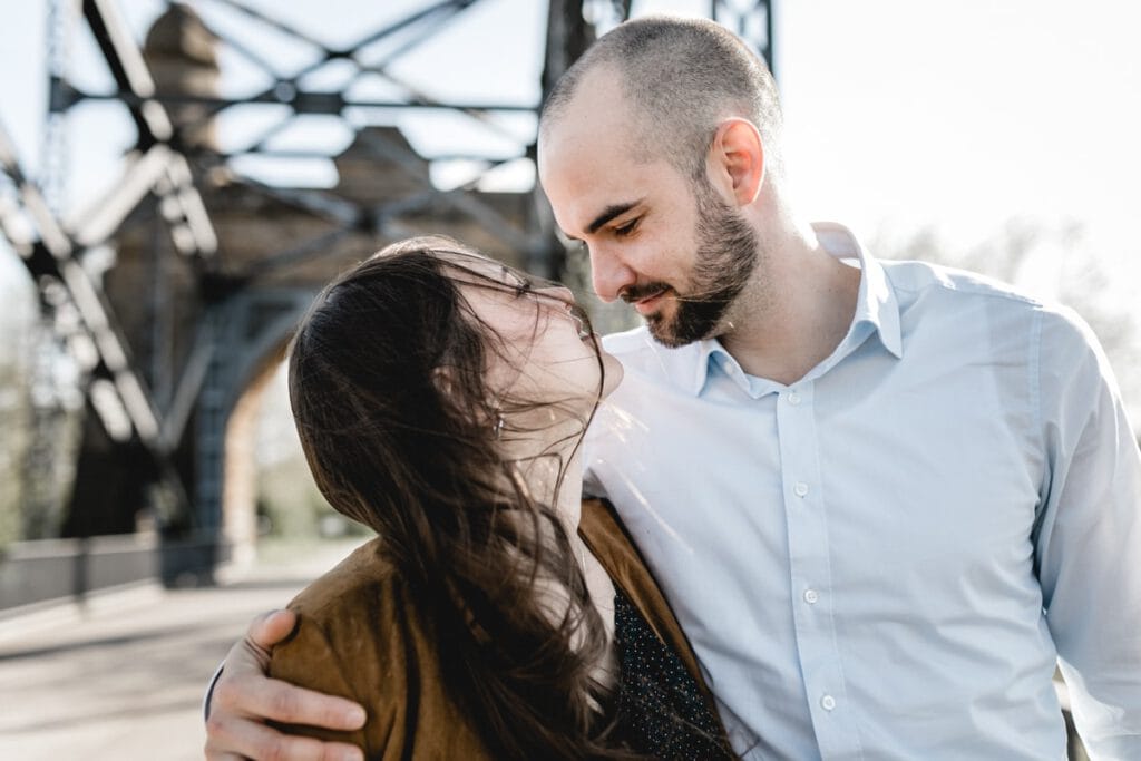 Kennlernshooting vor der Hochzeit in Hamburg Harburg auf der alten Elbbrücke