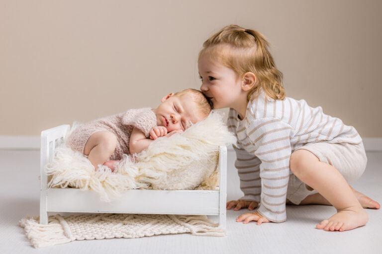 Newbornshooting Neugeborenes mit Geschwisterkind