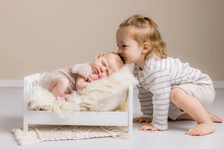 Newbornshooting Neugeborenes mit Geschwisterkind