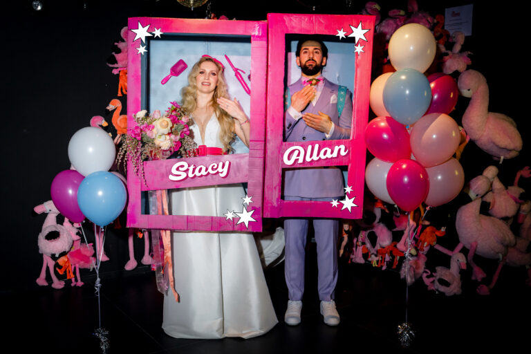Barbie und Ken in Verpackungen aus pink.