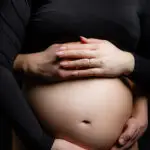 Babybauchshooting kurz vor der geburt, die ganz besonderen Momente einer Mutter und ihrem Körper.